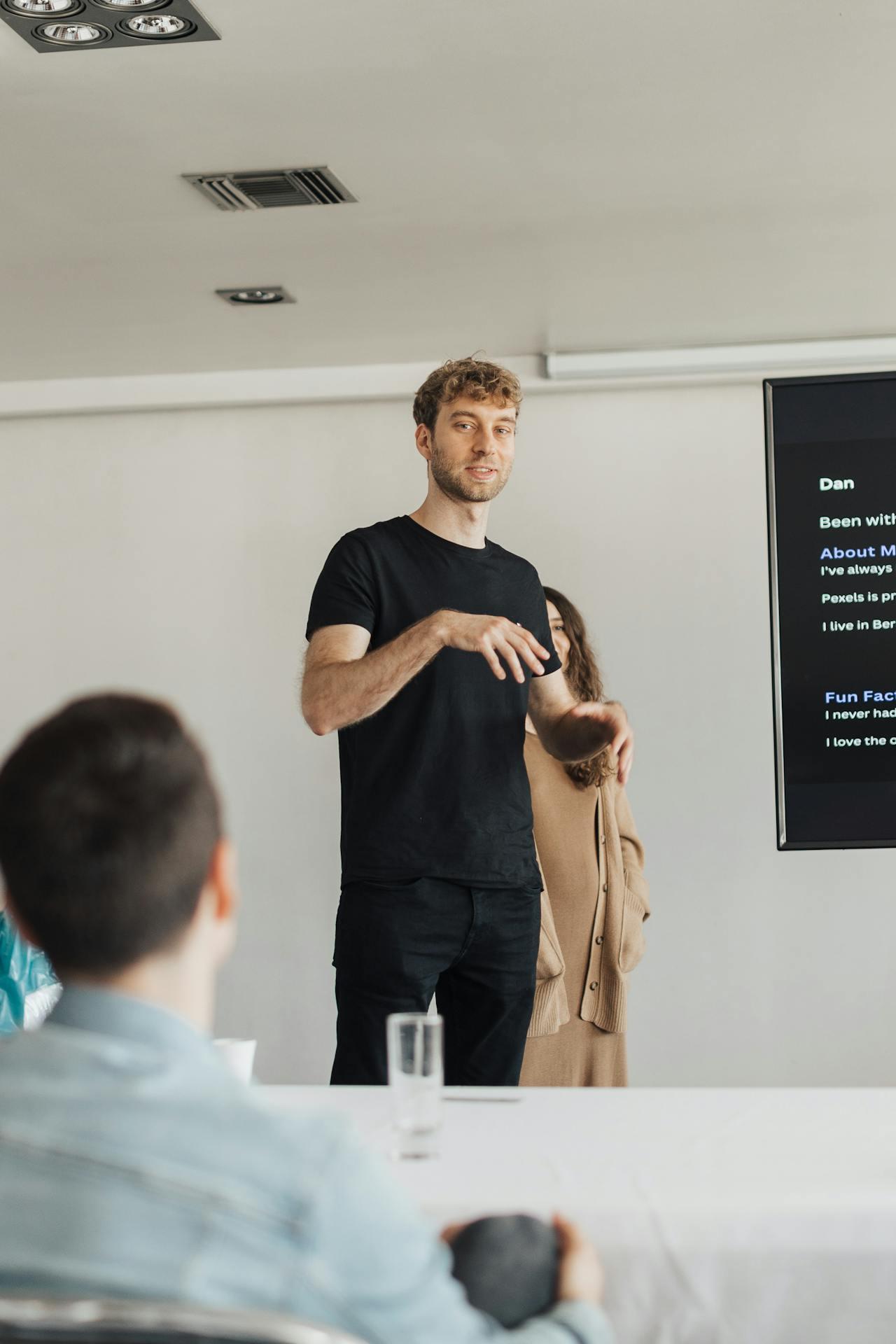 a guy lead a meeting